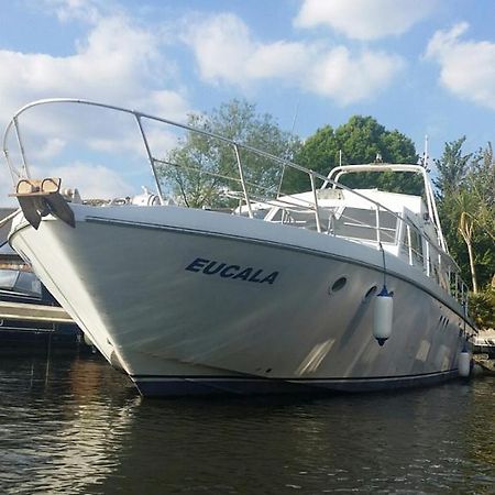 Eucala Motor Yacht 호텔 이스트 몰시 외부 사진