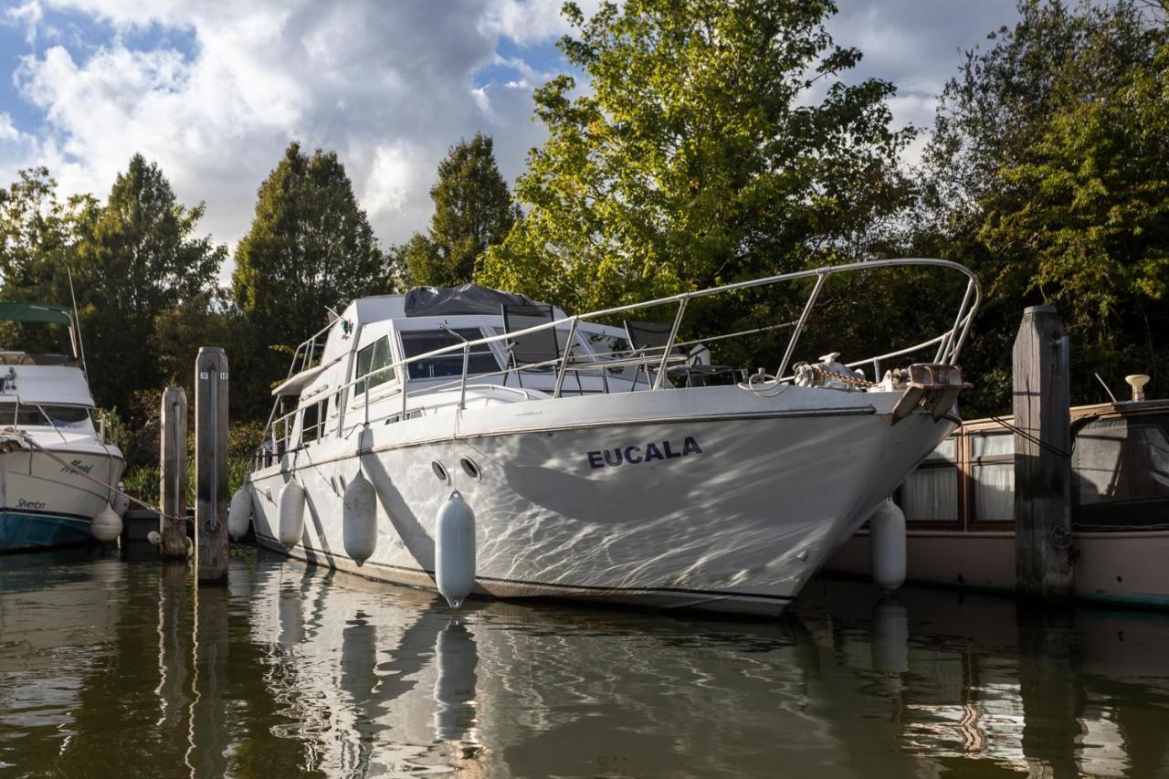 Eucala Motor Yacht 호텔 이스트 몰시 외부 사진